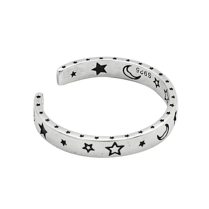 Anillo de plata con dibujos de estrellas vintage