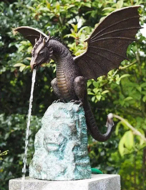 Escultura de bronce de dragón para fuente que escupe fuego